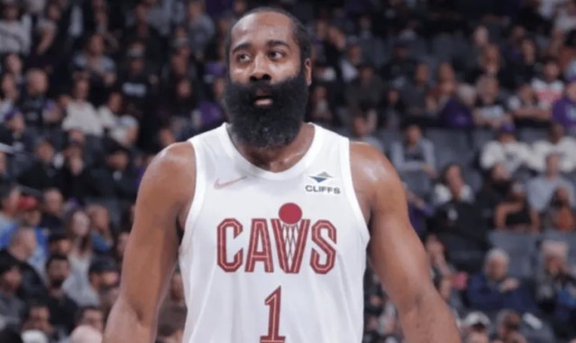 kaiyun正规平台-哈登上半场13投仅3中，三分4中1得到7分2篮板2助攻