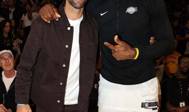 kaiyun正规平台-历史第一人会面！德约科维奇拥抱詹姆斯！